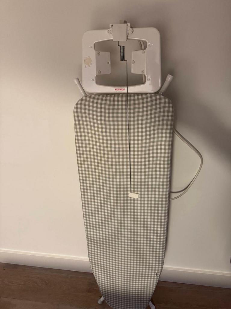 Iron board Leifheit, Witgoed en Apparatuur, Strijkijzers en Strijkplanken, Ophalen, Zo goed als nieuw, Strijkijzer met snoer