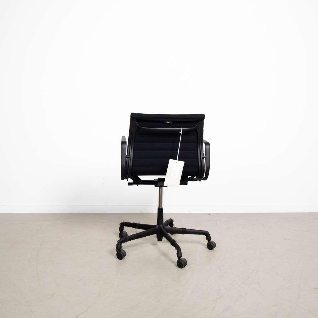 1x Vitra Eames EA 117 Bureaustoel Zwart Hopsak, Niet ingevuld, Zwart, Niet ingevuld, Nieuw