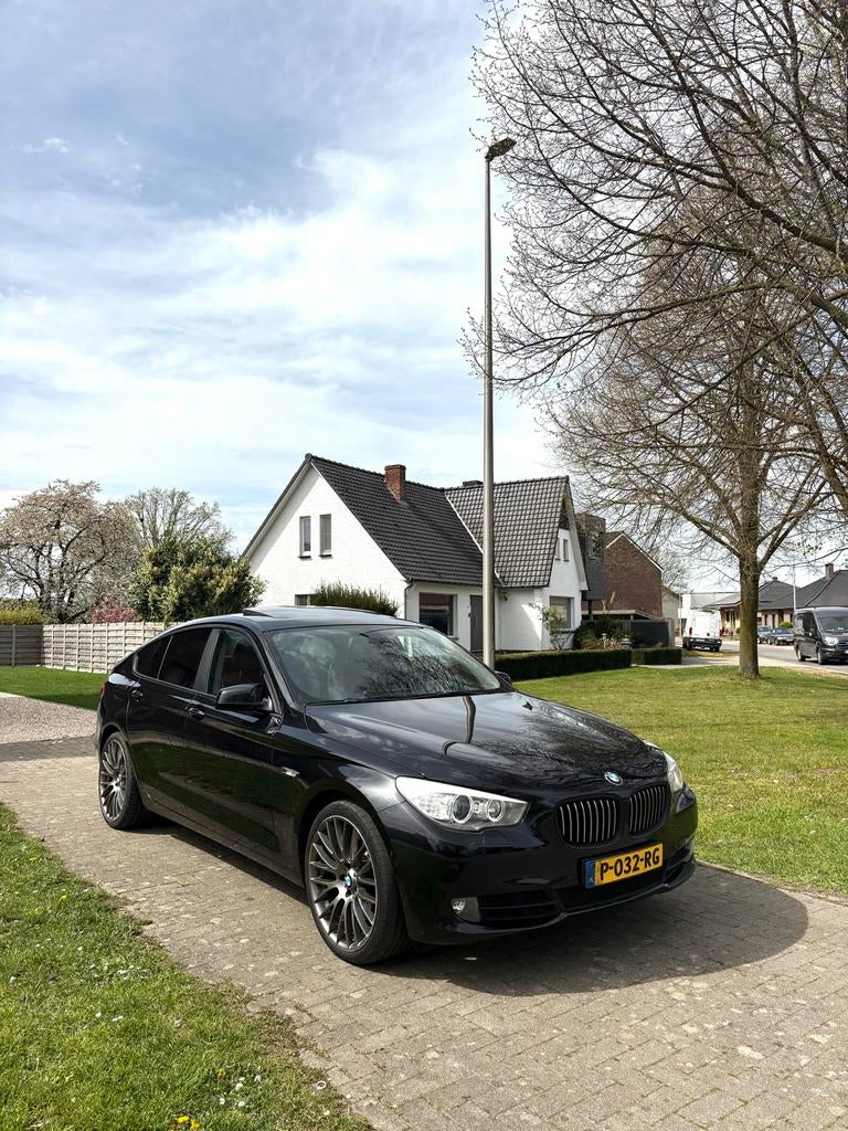 BMW 5-Serie GT 535i- Carplay - 2 eigenaren - Executive, Auto's, BMW, Automaat, 4 stoelen, Zwart, Vierwielaandrijving