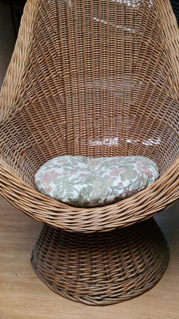 Hoge rotan stoel, Ophalen, Gebruikt, Bruin, Eén