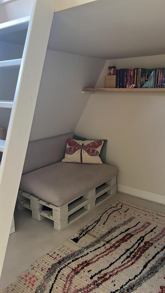 Palletbank met Karwei kussens - Farrow & Ball Shadow White, Huis en Inrichting, Banken | Sofa's en Chaises Longues, Zo goed als nieuw