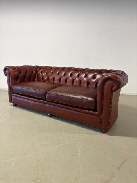 Mooie, doorleefde, Chesterfield bank (214 cm. breed), Ophalen, Gebruikt, Engels / Chesterfield / Klassiek, Leer