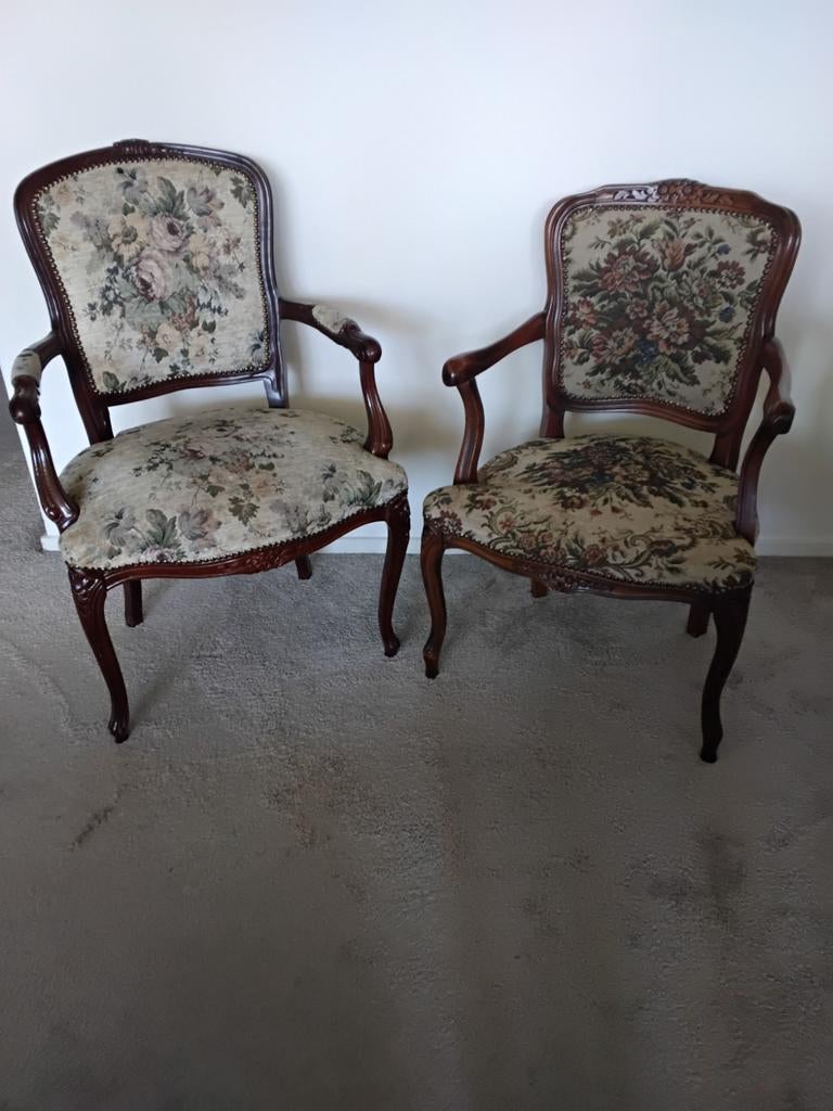 2 oude stoelen, Ophalen