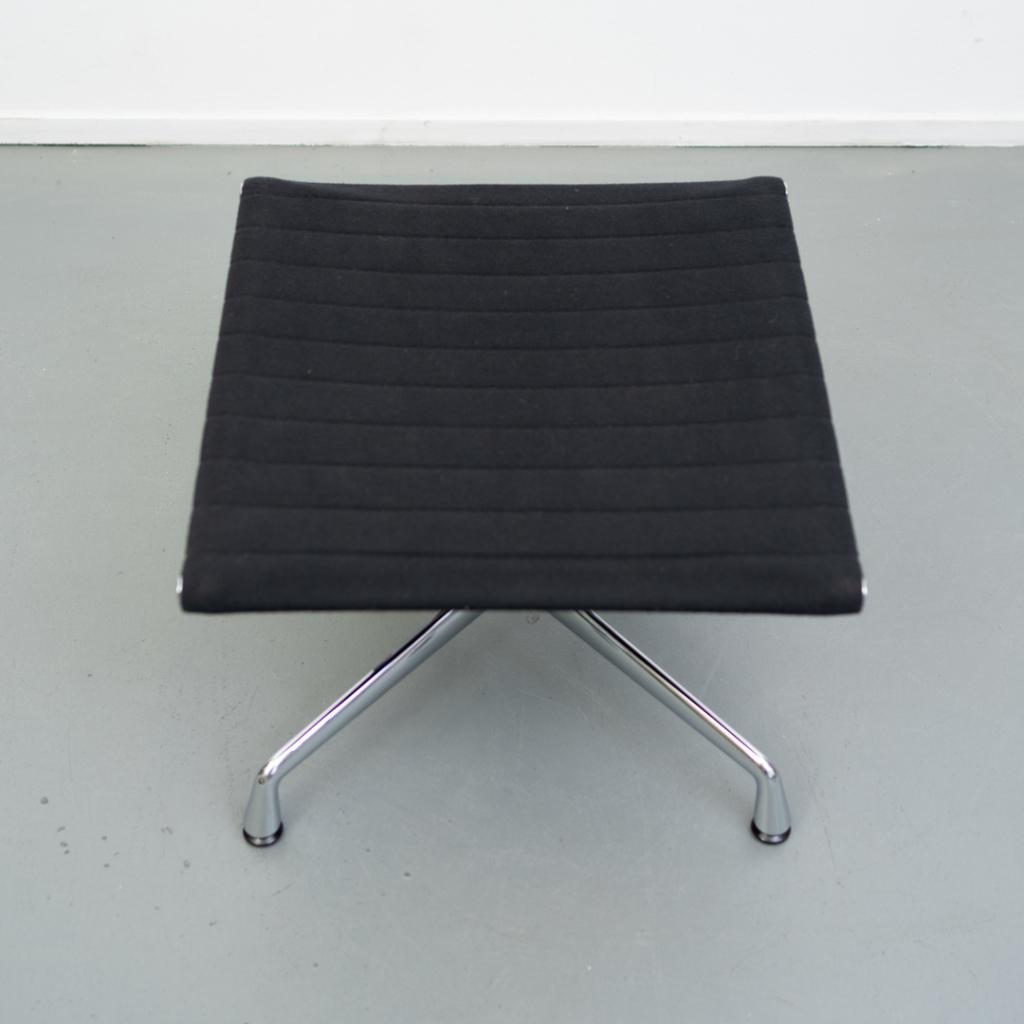 2x Vitra Eames EA 125 Hocker Zwart Hopsak - Chroom, Niet ingevuld, Zo goed als nieuw, Stof, 50 tot 75 cm