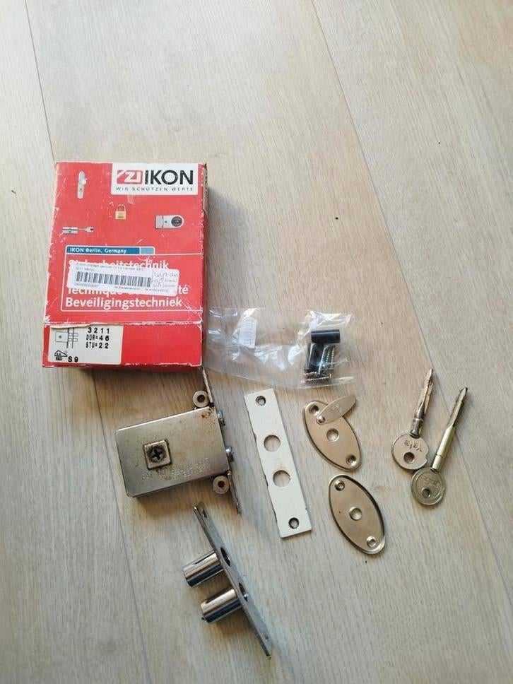 Yale penslot SKG** met 2 sleutels en handleiding, Ophalen of Verzenden, Gebruikt, Chroom, Slot