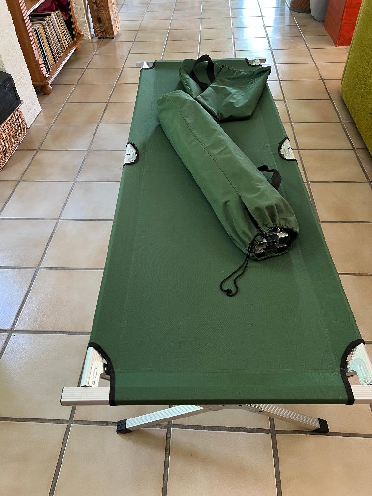 Twee groene veldbedden / stretchers, Ophalen, Zo goed als nieuw