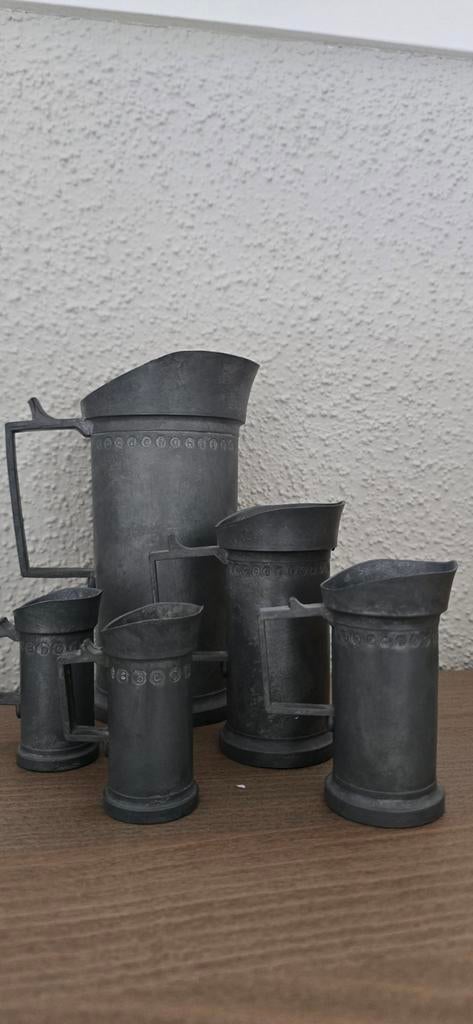 5 schenkkannen met verschillende inhoud, Antiek en Kunst, Ophalen of Verzenden