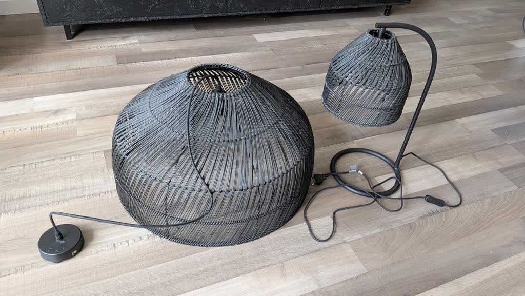Set van 2 Made .com lampen: staand en hangend riet zwart, Ophalen, Zo goed als nieuw, Bohemian, Modern, Natuurlijk