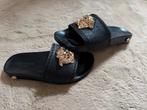 Versace badslippers maat 38 - Zo goed als nieuw, Kleding | Dames, Schoenen, Ophalen of Verzenden, Zo goed als nieuw, Zwart, Slippers