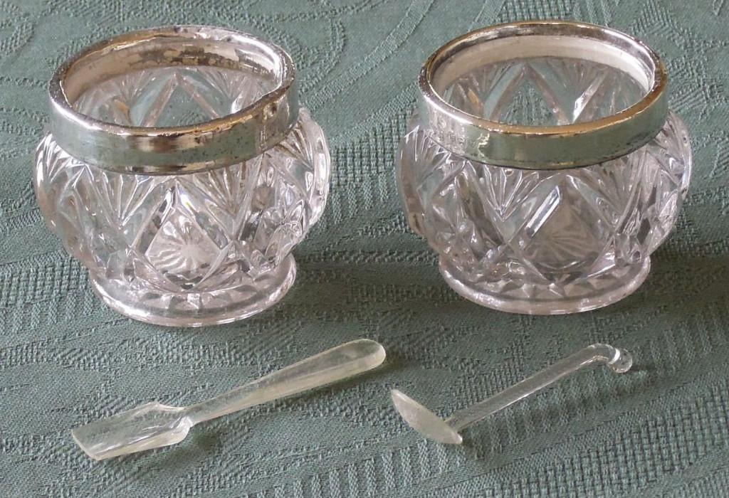 Nr ONB81: 2 Engelse geslepen kristallen peper en zoutbakjes, Antiek en Kunst, Ophalen of Verzenden