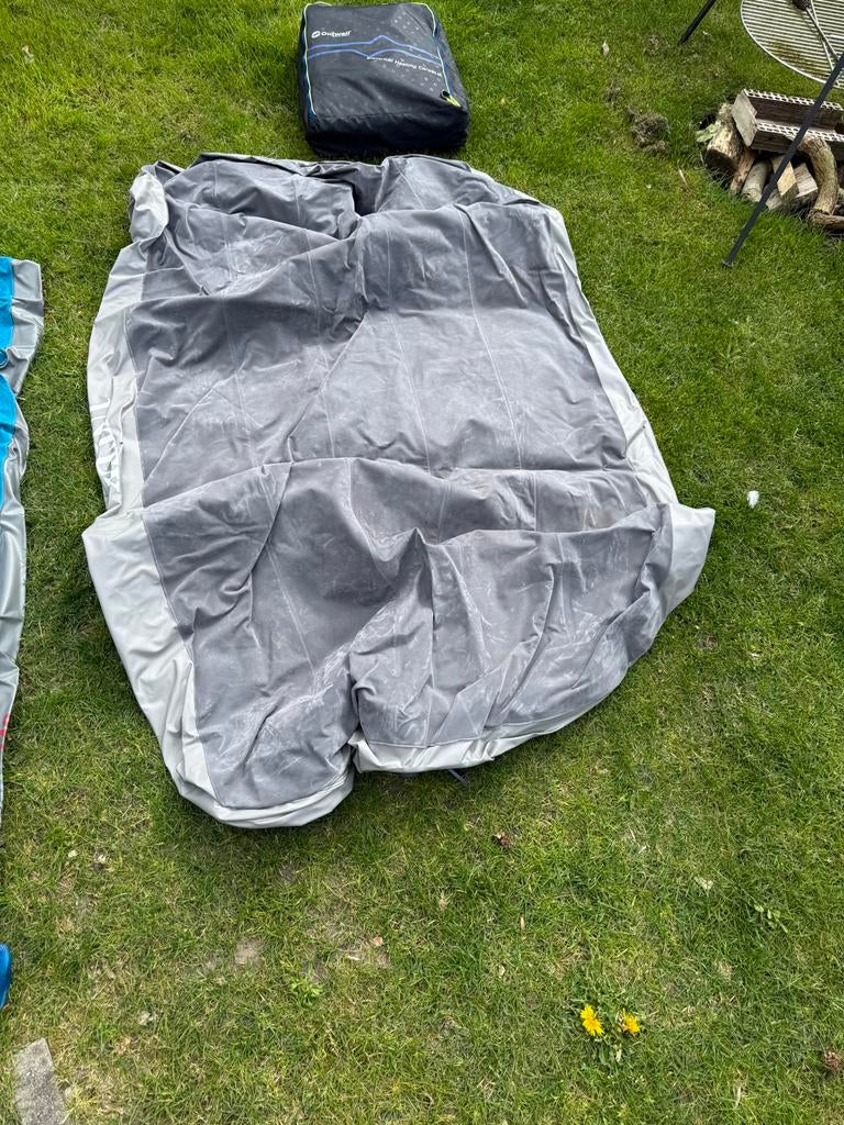 Diverse kampeerartikelen: luchtbedden, stoel, deken en meer, Ophalen of Verzenden, Ingebouwde pomp, Gebruikt