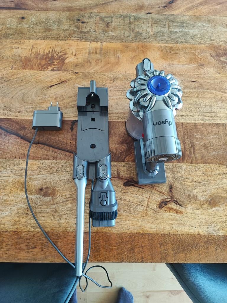 Dyson V6 stofzuiger met oplader en accessoires, Ophalen, Gebruikt, Reservoir, Stofzuiger