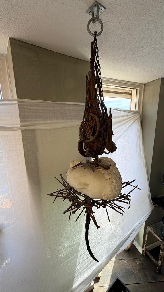 Kunstwerk van ijzer en steen. Gezicht., Ophalen