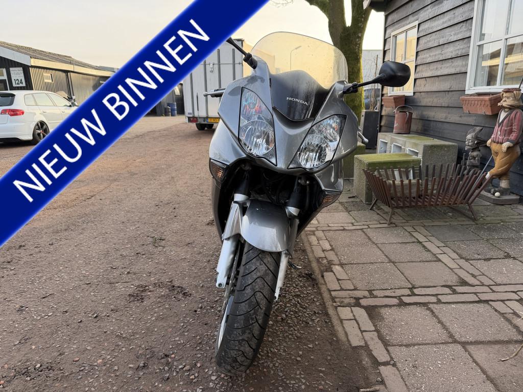 Honda VFR 800FI ABS (bj 2009), Bedrijf, Info@advandermeer.nl, Meer dan 35 kW, Birkstraat 124
3768HM  SOEST, NL