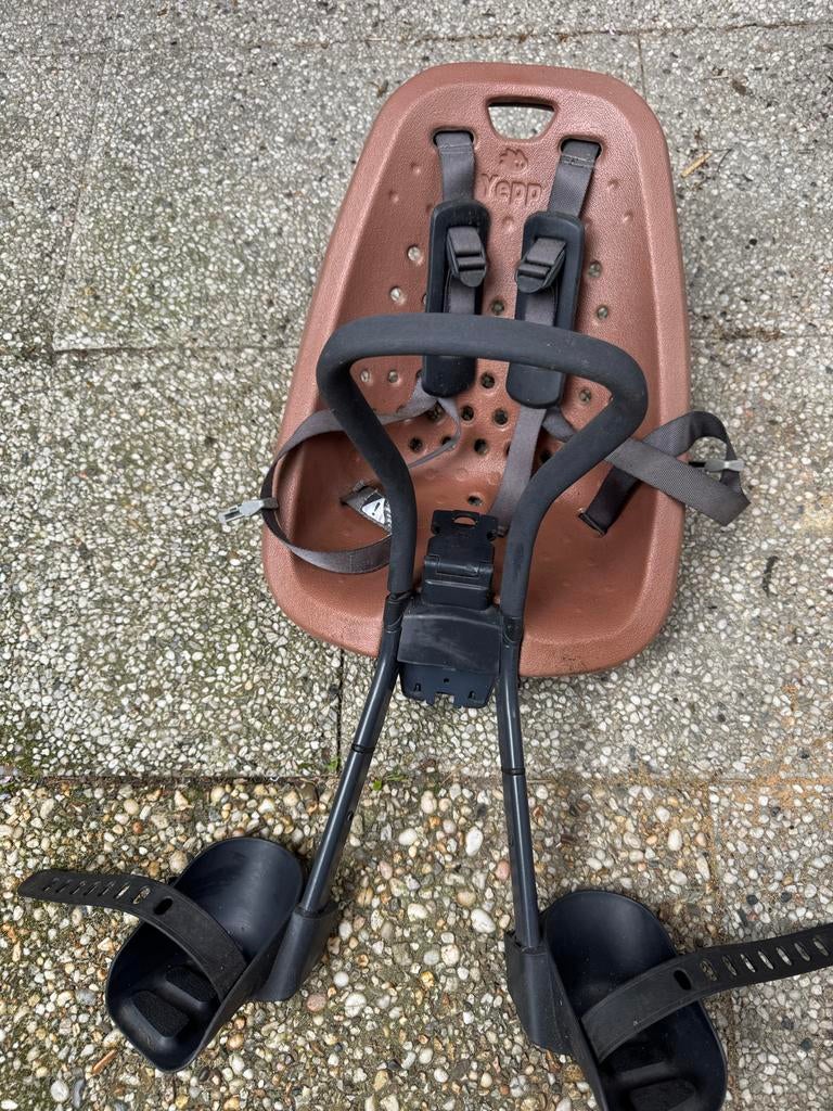 YEPP voorzitje bruin, Fietsen en Brommers, Fietsaccessoires | Fietsstoeltjes, Ophalen, Gebruikt, Voorzitje, Voetsteuntjes