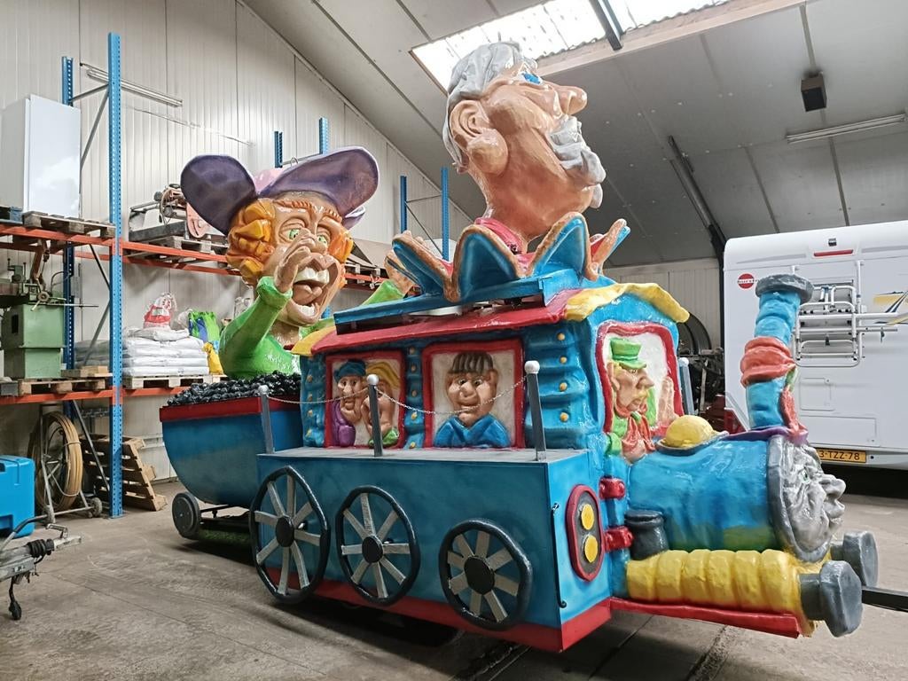 Carnavalswagen 'Spoor' (polyester/hout), Ophalen