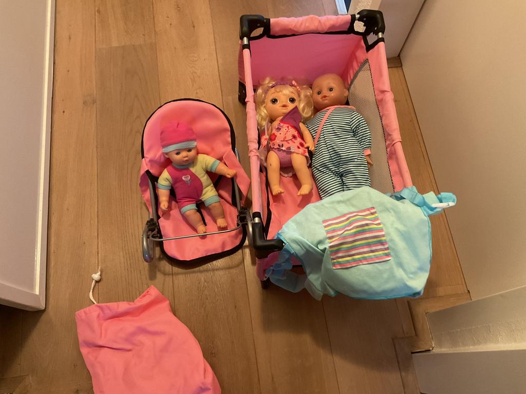 Poppenbedje met wipstoeltje en 3 poppen, Kinderen en Baby's, Speelgoed | Poppen, Ophalen, Zo goed als nieuw, Babypop