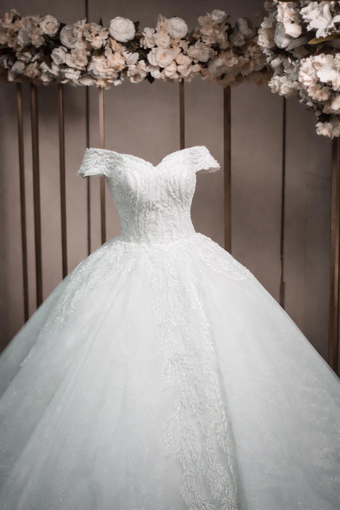 Elegante Bruidsjurk te Huur - Inclusief Sluier & Tiara, Ophalen, Zo goed als nieuw, Wit, Trouwjurk