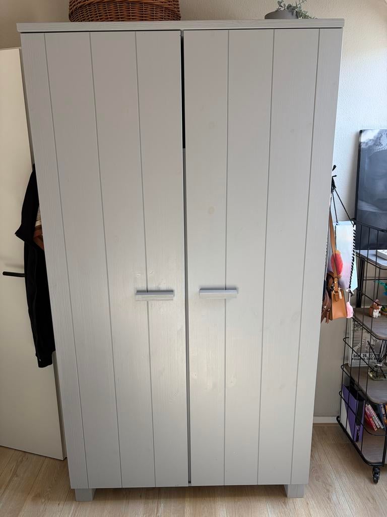 Grijze kledingkast met planken en hangruimte, Gebruikt, 100 tot 150 cm, Ophalen of Verzenden, 150 tot 200 cm