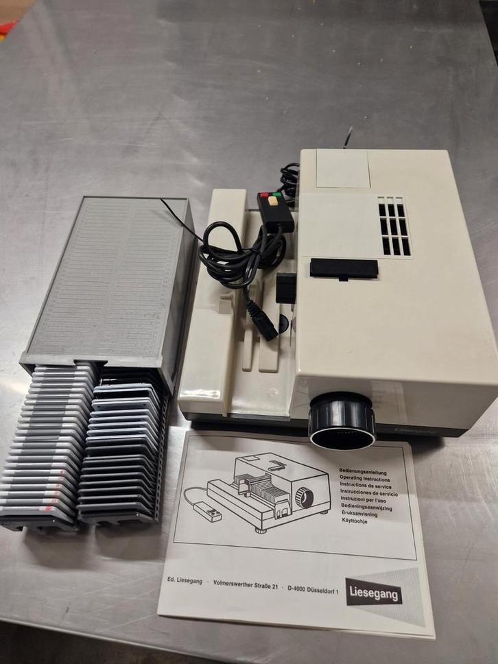 Liesegang Diaprojector met magazijn en handleiding en scherm, Audio, Tv en Foto, Diaprojectors, Gebruikt, Met scherm, Ophalen