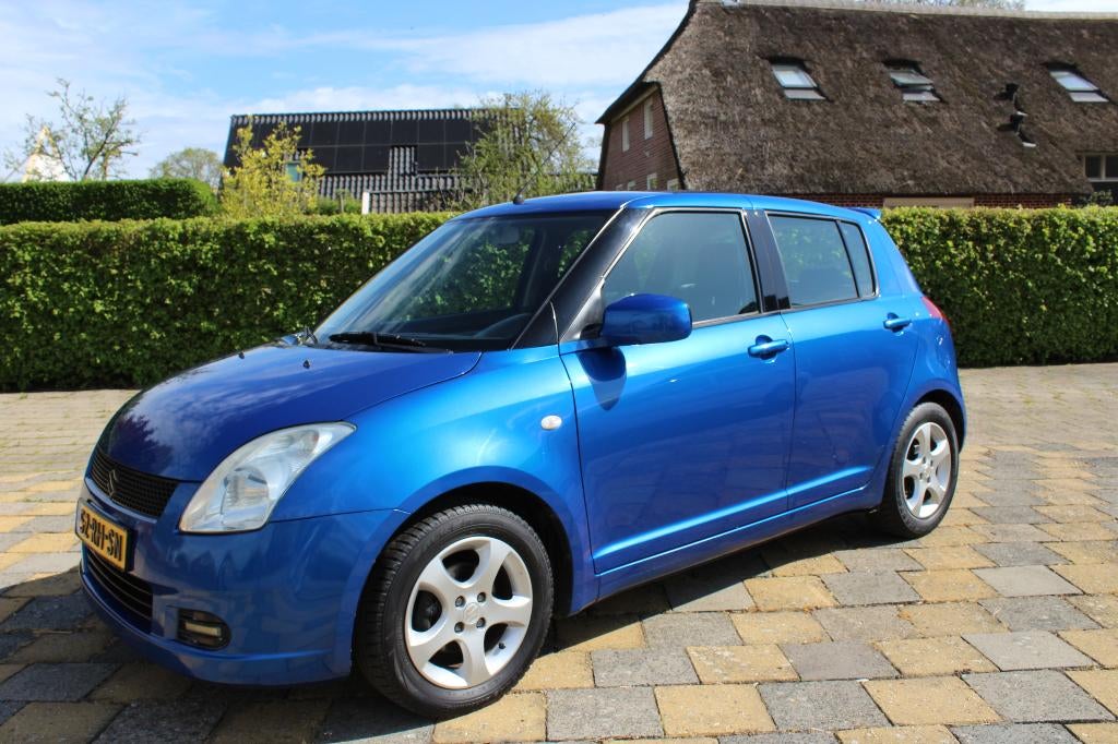 Suzuki Swift 1.3 5D 2005  schiet uit de vijfde !!!, Voorwielaandrijving, Stof, 40 €/maand, Zwart