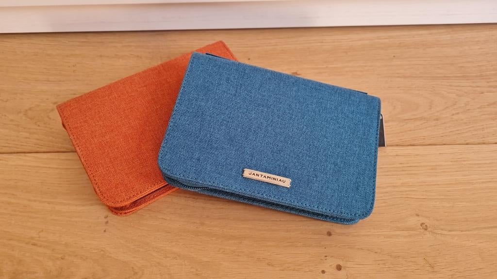 Twee KLM World Business Class amenity kits Jan Taminiau, Blauw, Minder dan 40 cm, Nieuw, Minder dan 35 cm