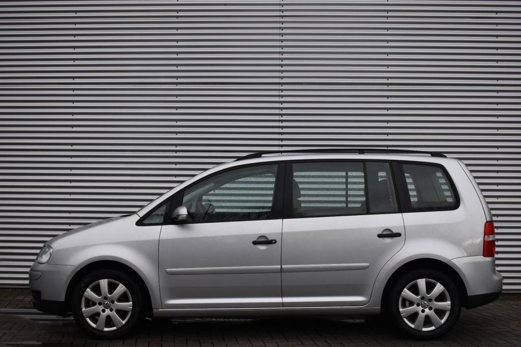 Volkswagen TOURAN 1.6-16V FSI ATHENE / APK T/M 04-04-2026, Lederen bekleding, 4 cilinders, 4 stoelen, 116 pk