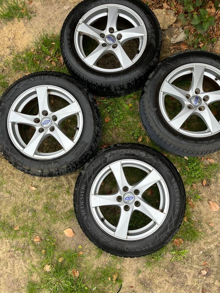 Set winterbanden (2 nieuwe!) met lichtmetalen velgen (Volvo), Ophalen, 215 mm, 16 inch, Banden en Velgen