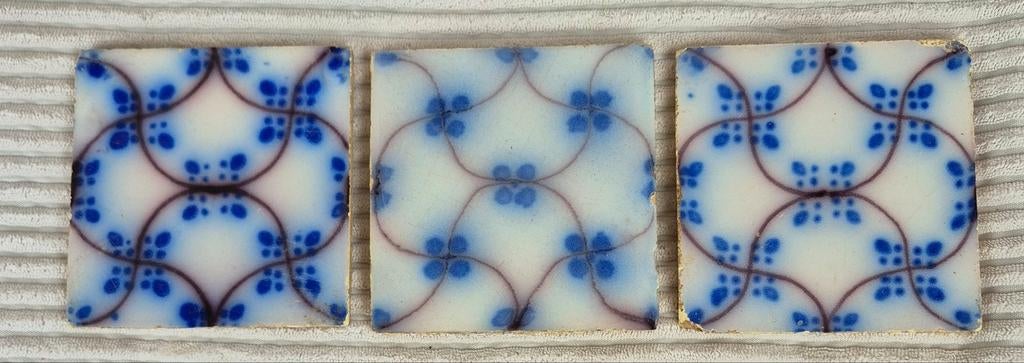 Lot van drie Pas de Calais Desvres tegels 19e eeuw, Antiek en Kunst, Antiek | Wandborden en Tegels, Ophalen of Verzenden