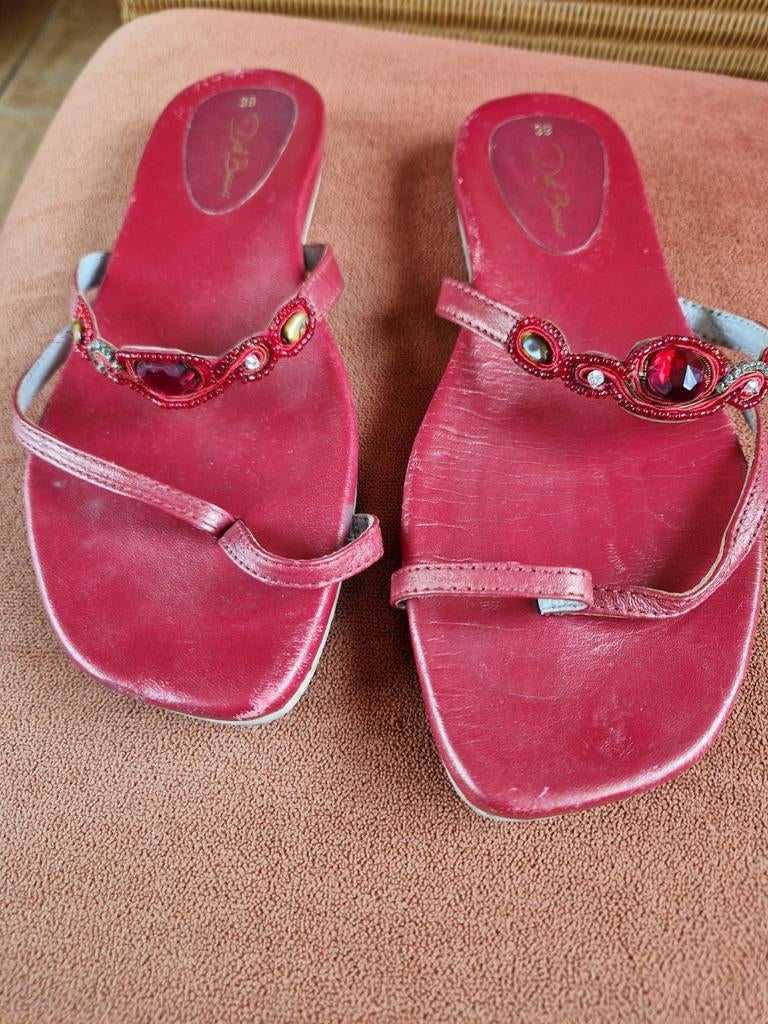 Rode slippers met siersteentjes - Dick Boons - Maat 39, Slippers, Ophalen of Verzenden, Dick Boons, Gedragen