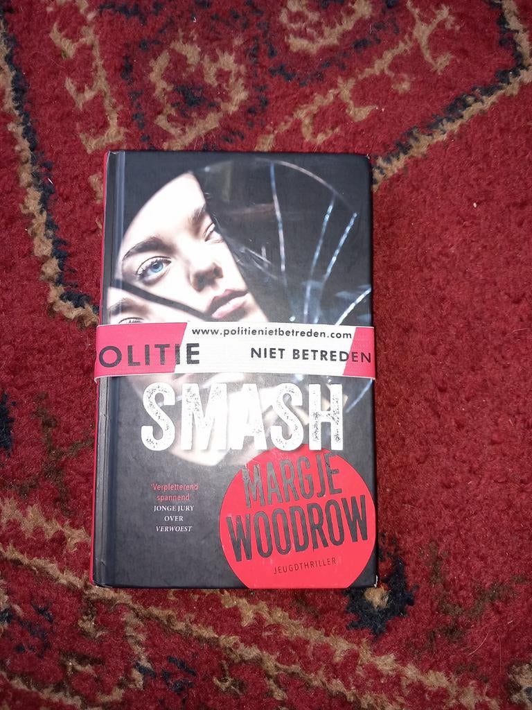 Smash - Margje Woodrow jeugdthriller, Boeken, Thrillers, Gelezen, Nederland, Ophalen of Verzenden