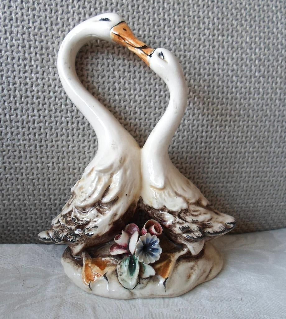 Porseleinen Kussende zwanen. 1980., Verzamelen, Beelden en Beeldjes, Ophalen of Verzenden, Zo goed als nieuw, Dier