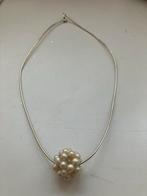 Zilveren ketting met balletje van witte zoetwater parels, Met hanger, Gebruikt, Wit, Ophalen of Verzenden