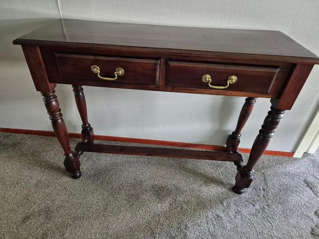Notenhouten sidetable met twee lades, Ophalen