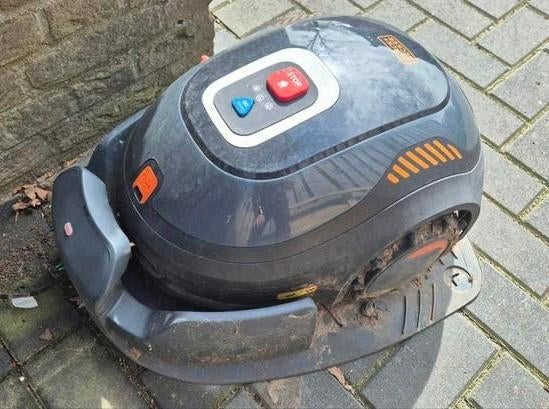 Black+Decker robotmaaier BCRMW123-QW met garage, Tuin en Terras, Grasmaaiers, Ophalen, Gebruikt