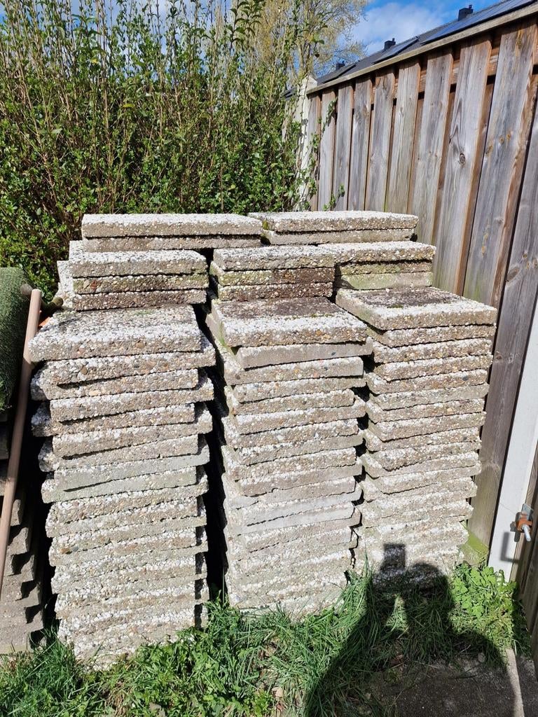 Gratis af te halen: 145 gebruikte grondtegels 60x40 cm, Gebruikt, Ophalen of Verzenden, 10 m² of meer, Beton