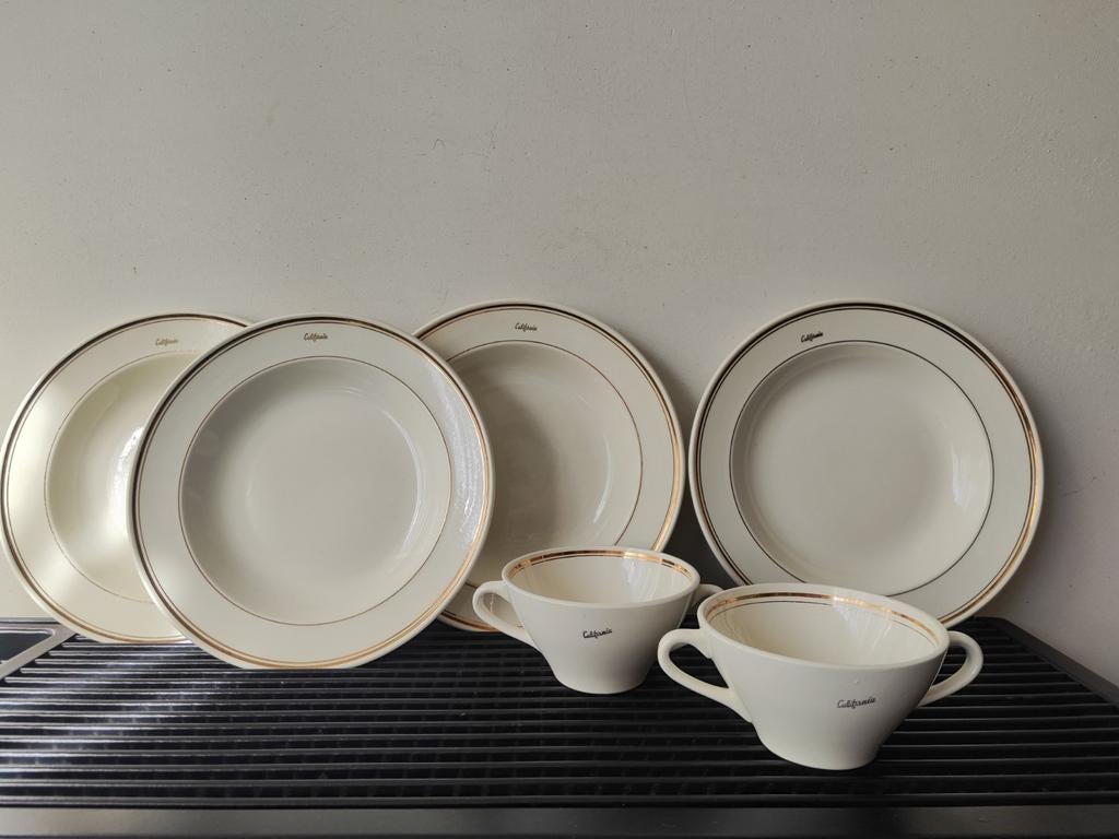 Royal Sphinx Maastricht 4x crèmekleurig soepbord +2x soepkom, Keramiek, Ophalen of Verzenden, Zo goed als nieuw, Bord(en)