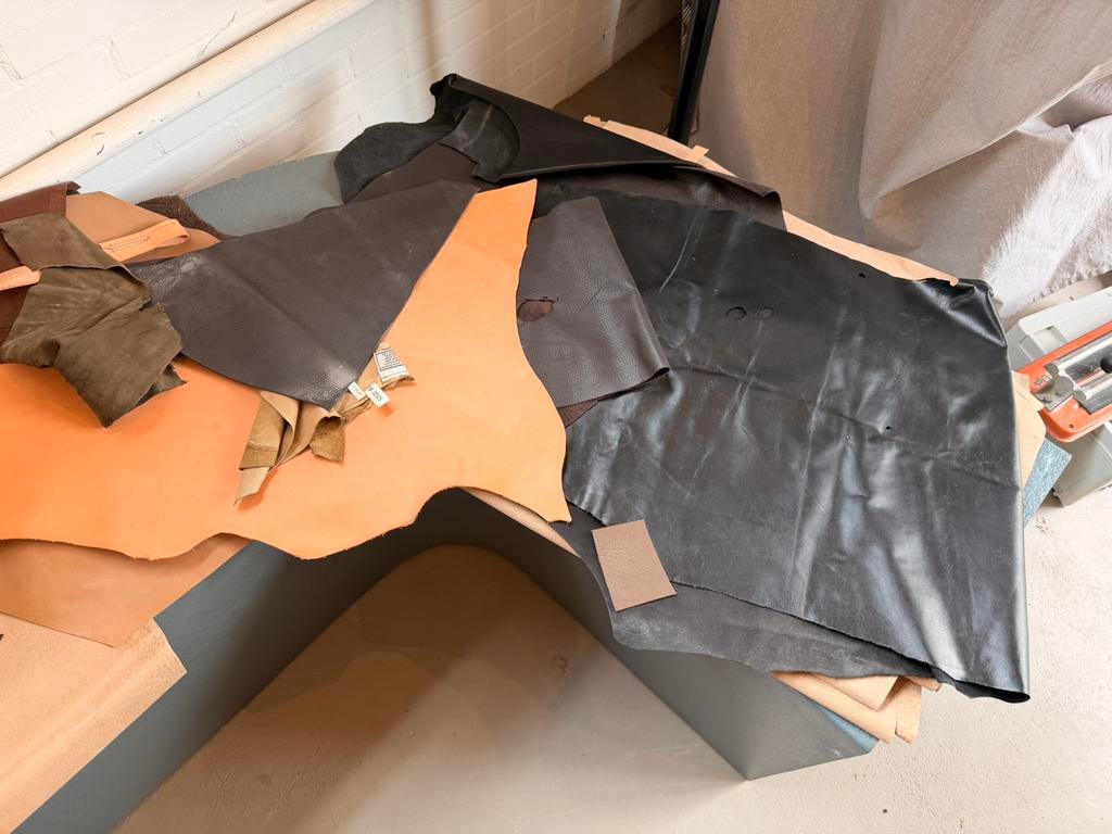 Rest stukken leer, Hobby en Vrije tijd, Stoffen en Lappen, Ophalen, Bruin, Leer of Kunstleer, Zo goed als nieuw