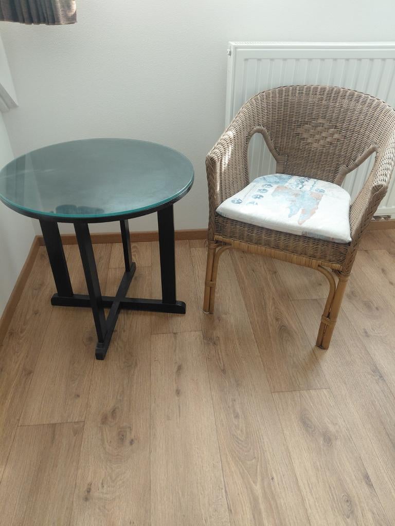 Rieten stoel met tafeltje, Huis en Inrichting, Tafels | Bijzettafels, Ophalen, Minder dan 55 cm, Gebruikt, Rond