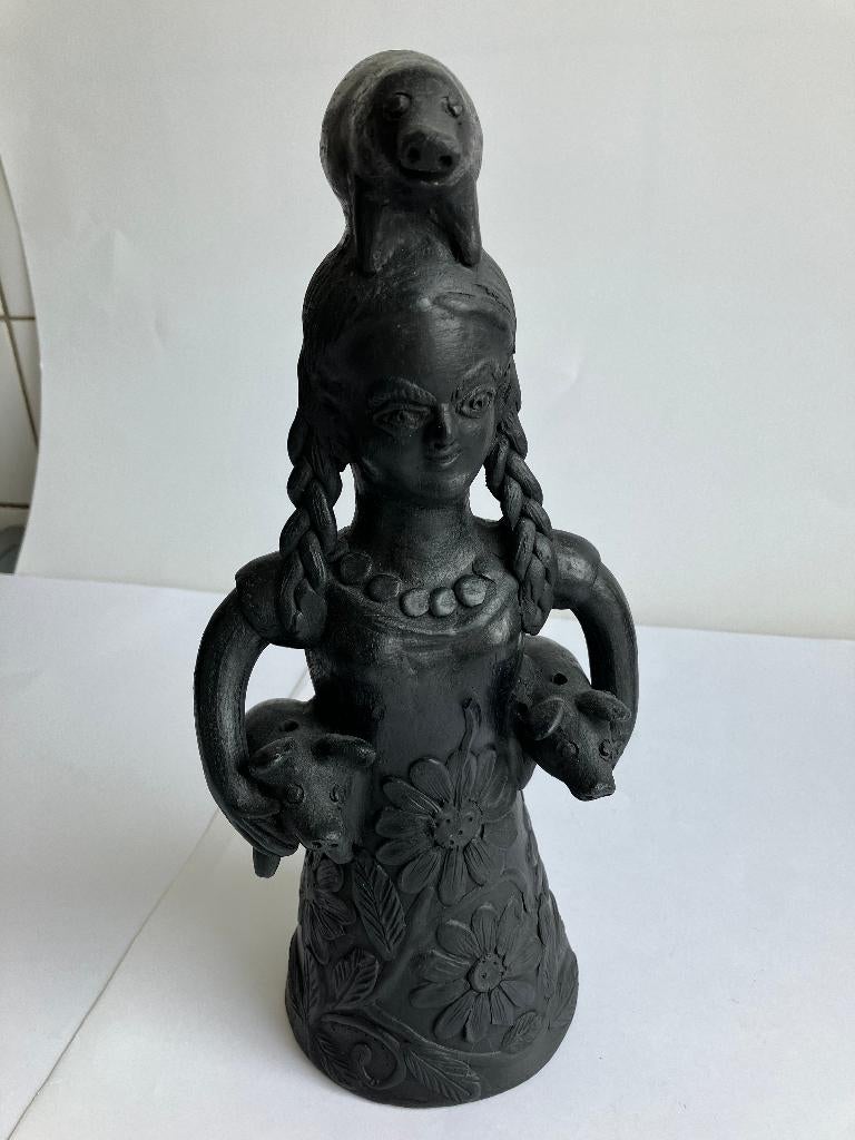 Beeld van meisje met varkens Black Pottery Simon Reyes 30 cm, Verzamelen, Beelden en Beeldjes, Ophalen of Verzenden, Zo goed als nieuw