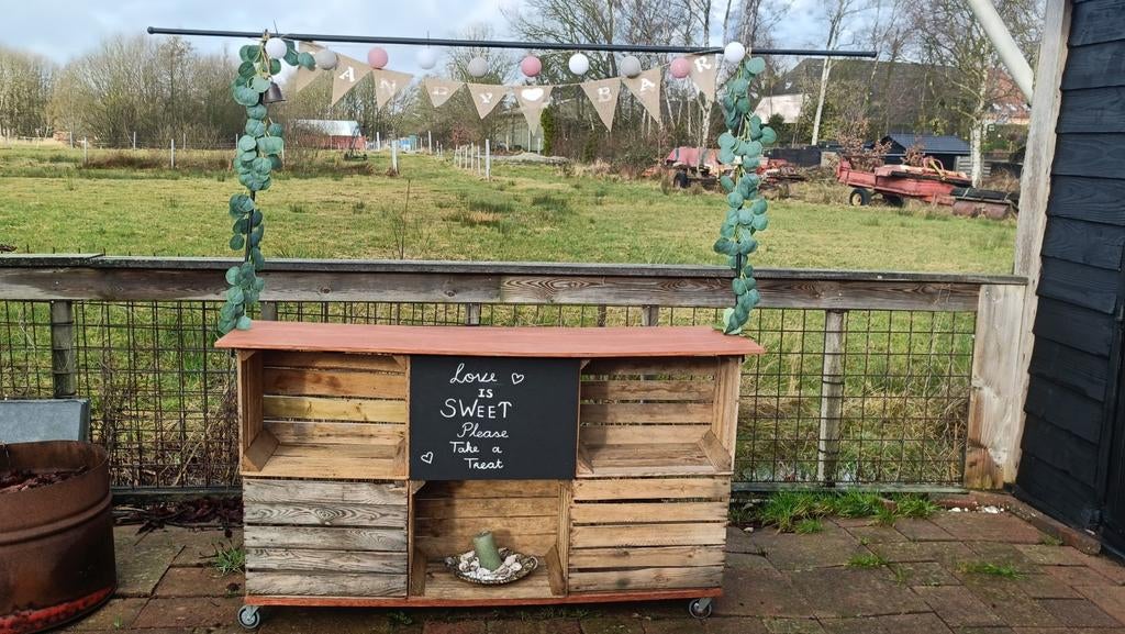 Leuke bar met wieltjes en krijtbord - ideaal voor feestjes!, Ophalen, Zo goed als nieuw