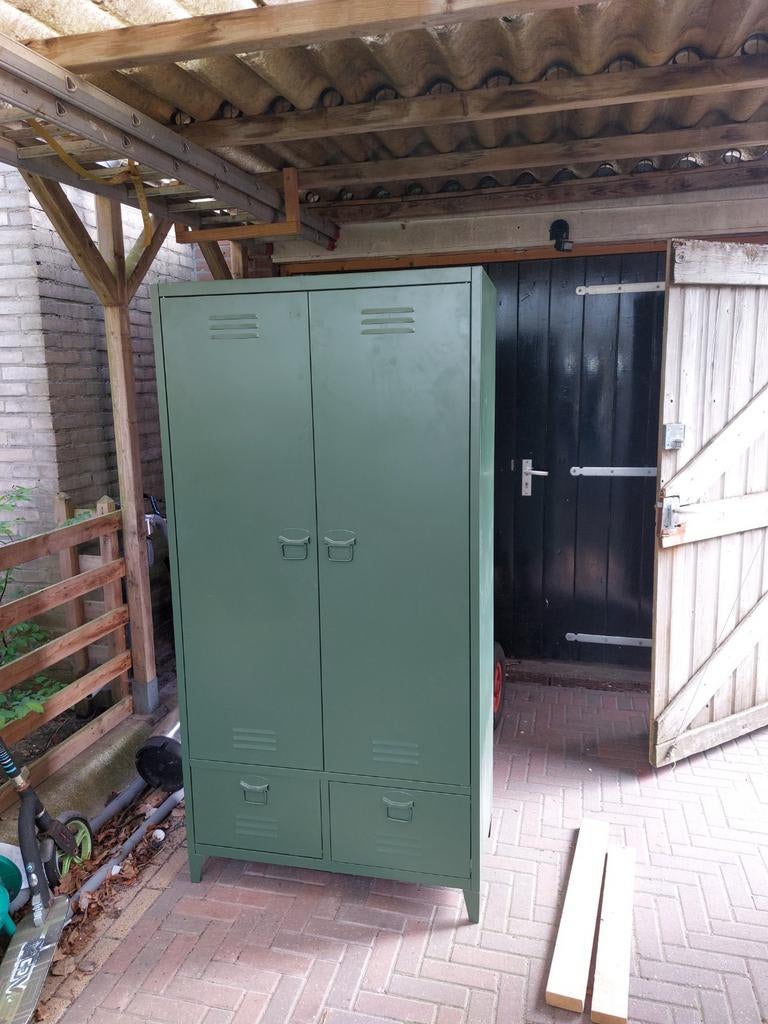 Stalen kledingkast met legplanken en hangruimte, Ophalen