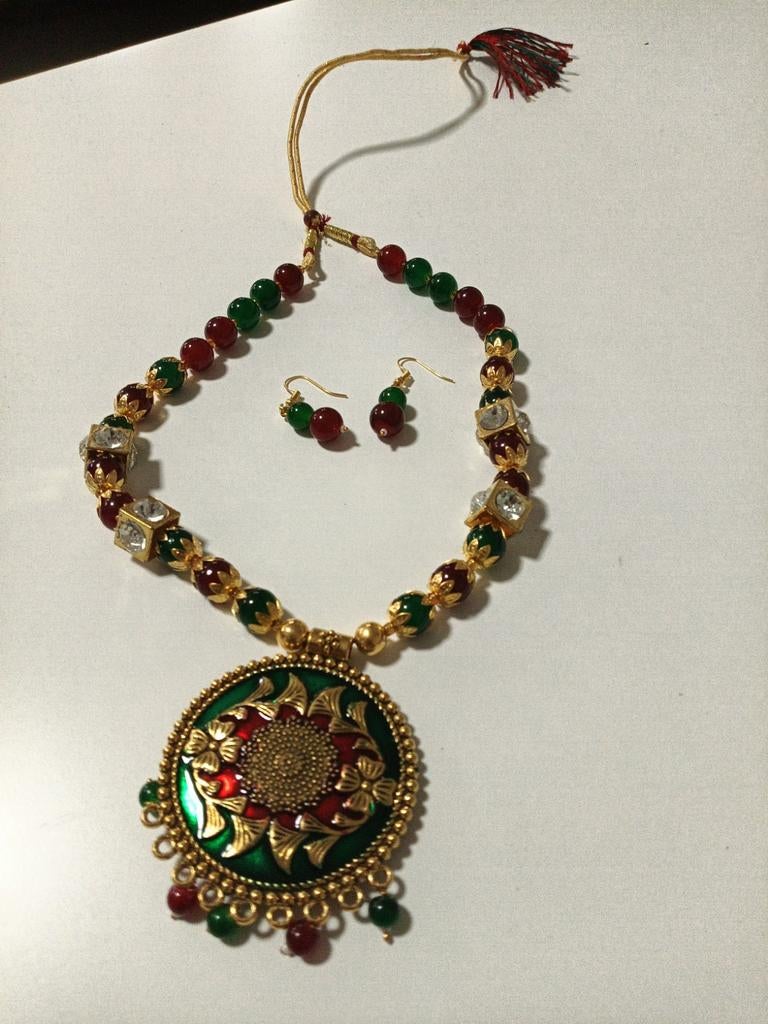 Indiase ketting met oorbellen, rood en groen, Overige materialen, Met strass, Nieuw, Ophalen of Verzenden