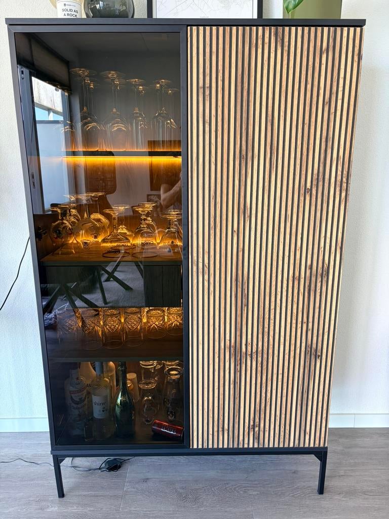 Kast met led-verlichting, Ophalen, Glas, Zo goed als nieuw, 150 tot 200 cm