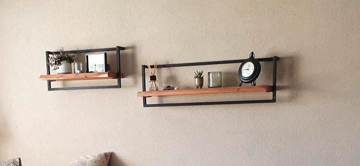 Wandplanken acaciahout met zwart staal, Huis en Inrichting, Woonaccessoires | Wandplanken en Boekenplanken, Zo goed als nieuw