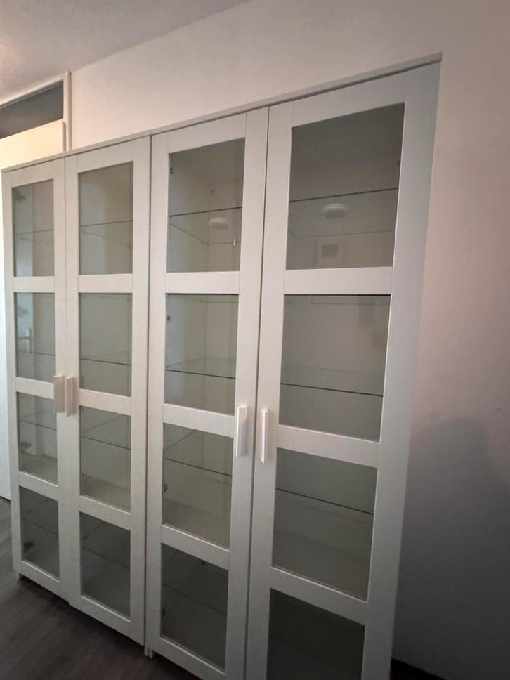 Ikea Brimnes vitrinekast, Huis en Inrichting, Kasten | Vitrinekasten, Zo goed als nieuw, 150 tot 200 cm, 50 tot 100 cm, 25 tot 50 cm