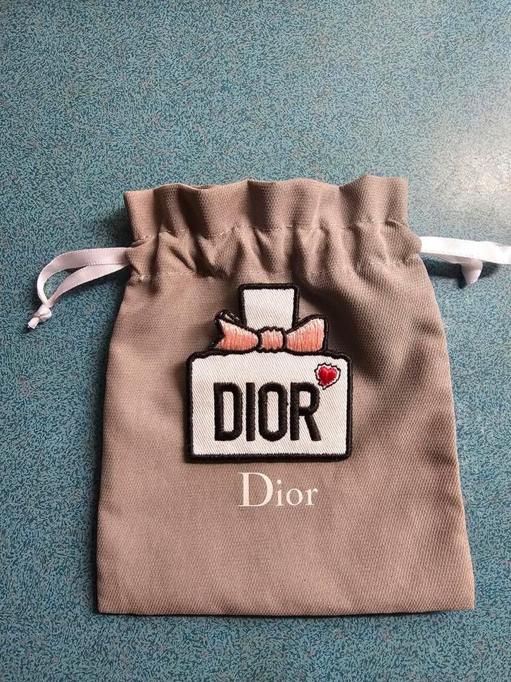 Dior broche met origineel zakje. Helemaal nieuw!, Kleding | Heren, Mutsen, Sjaals en Handschoenen, Ophalen of Verzenden
