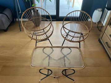 Retro set 2 stoeltjes en een tafeltje beschikbaar voor biedingen