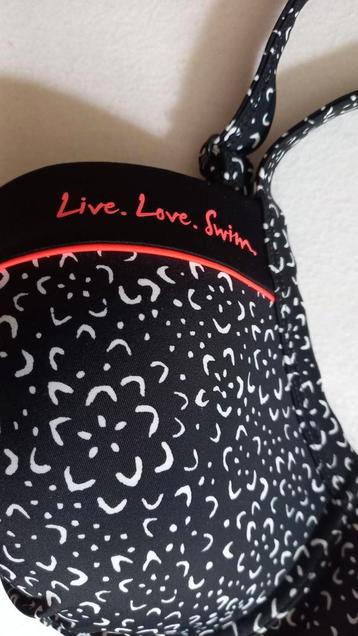 Bikini beschikbaar voor biedingen