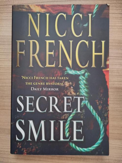 Nicci French - Secret Smile, Boeken, Thrillers, Zo goed als nieuw, Nederland, Ophalen of Verzenden